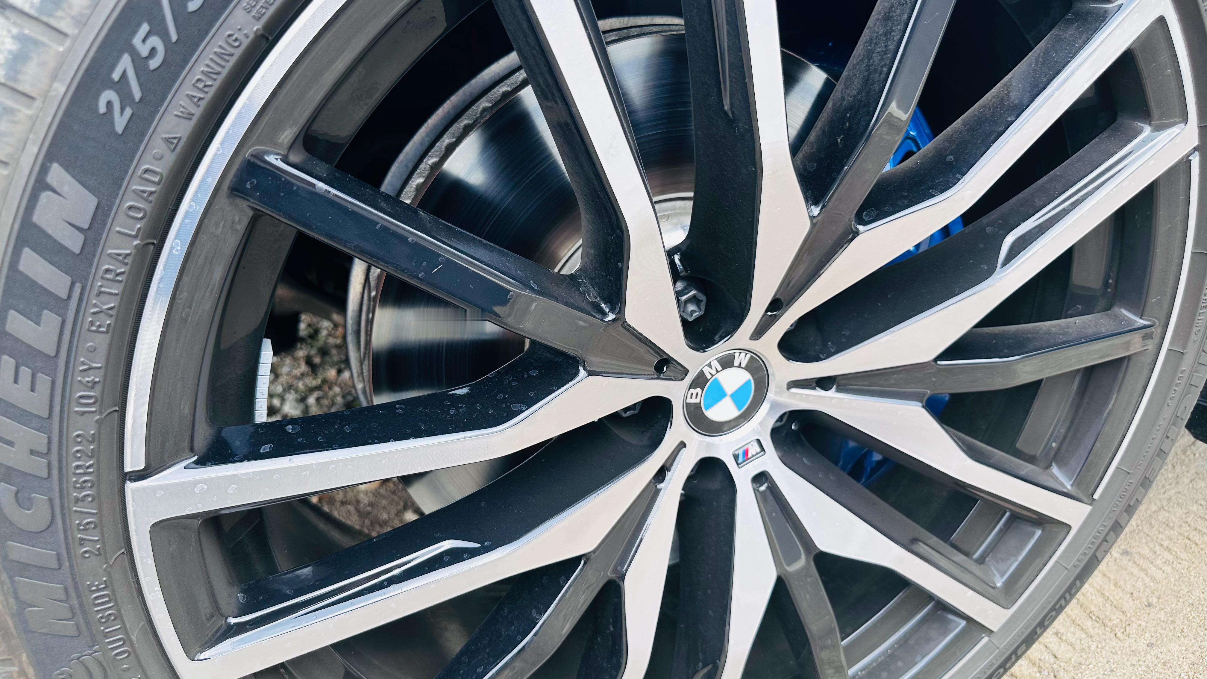 够能点烟了 我很想给你们拍一个 但是这圈 et 有点小， 我有点够不着 又把手烫