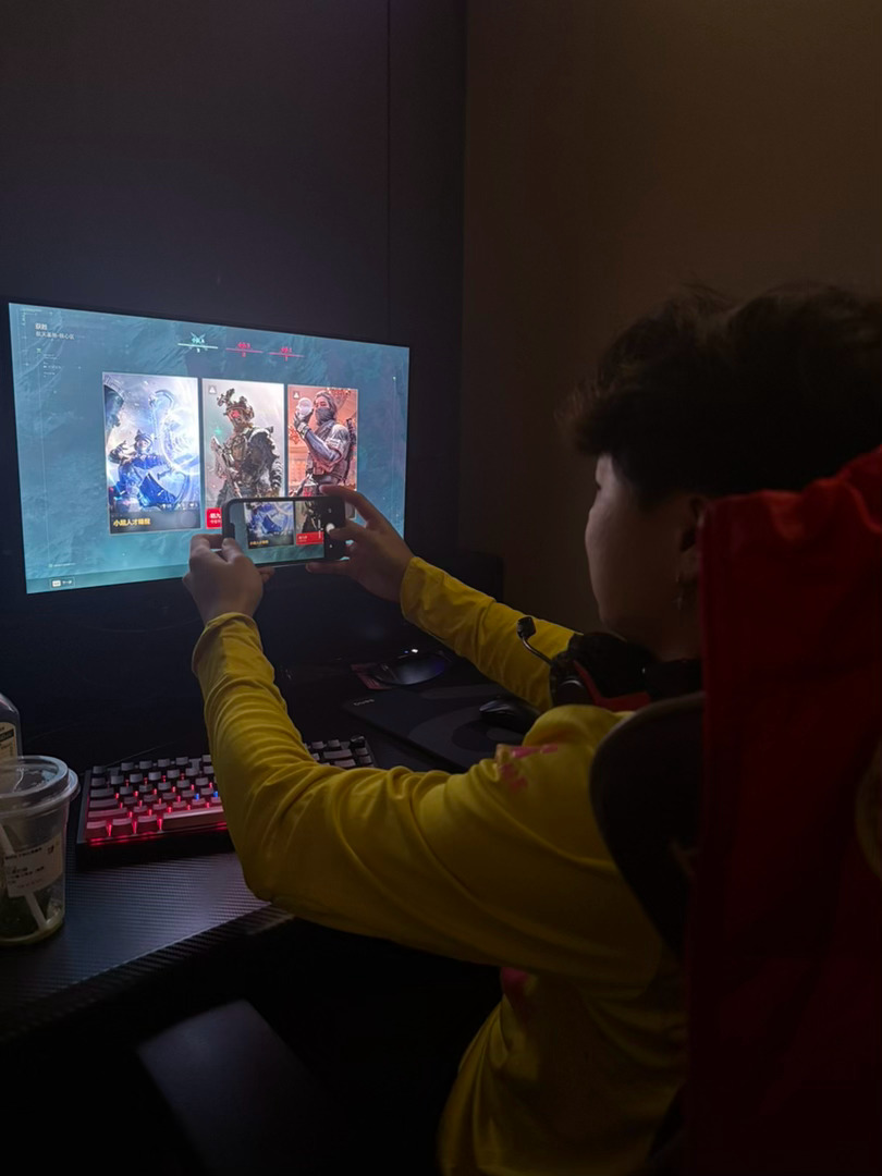 打赢了要跟朋友炫耀的小孩儿 