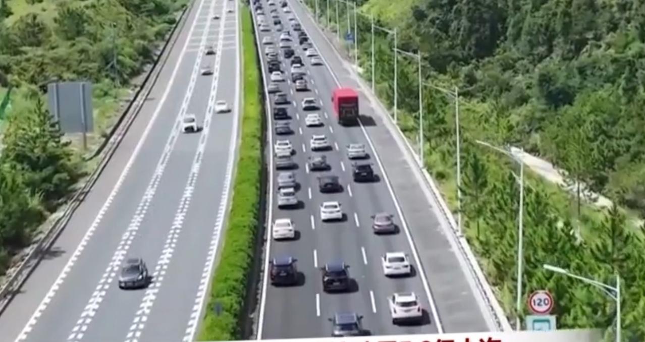 元旦假期开启，全国迎来出行高峰，全社会跨区域人员流动量预计达5.9亿人次。从车流