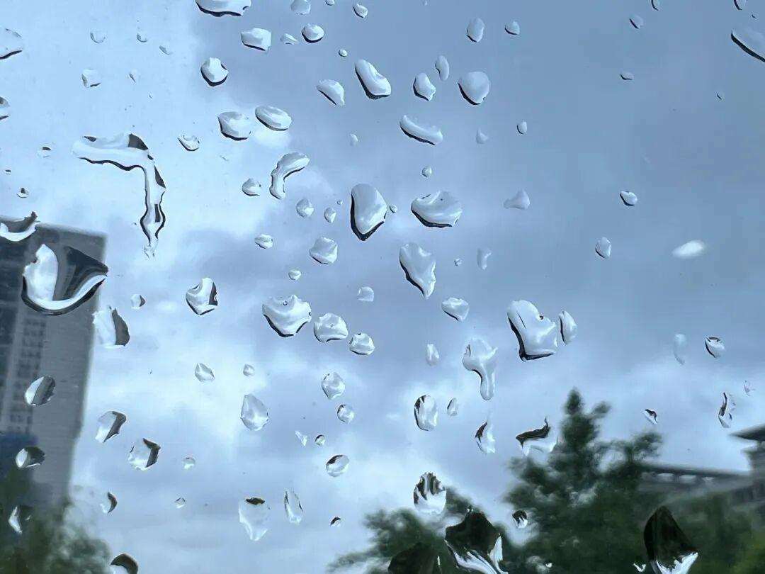 今日直冲34℃，周末雷雨登场气温回落
 
苏州今日依旧以多云天气为主，晨间云层遮