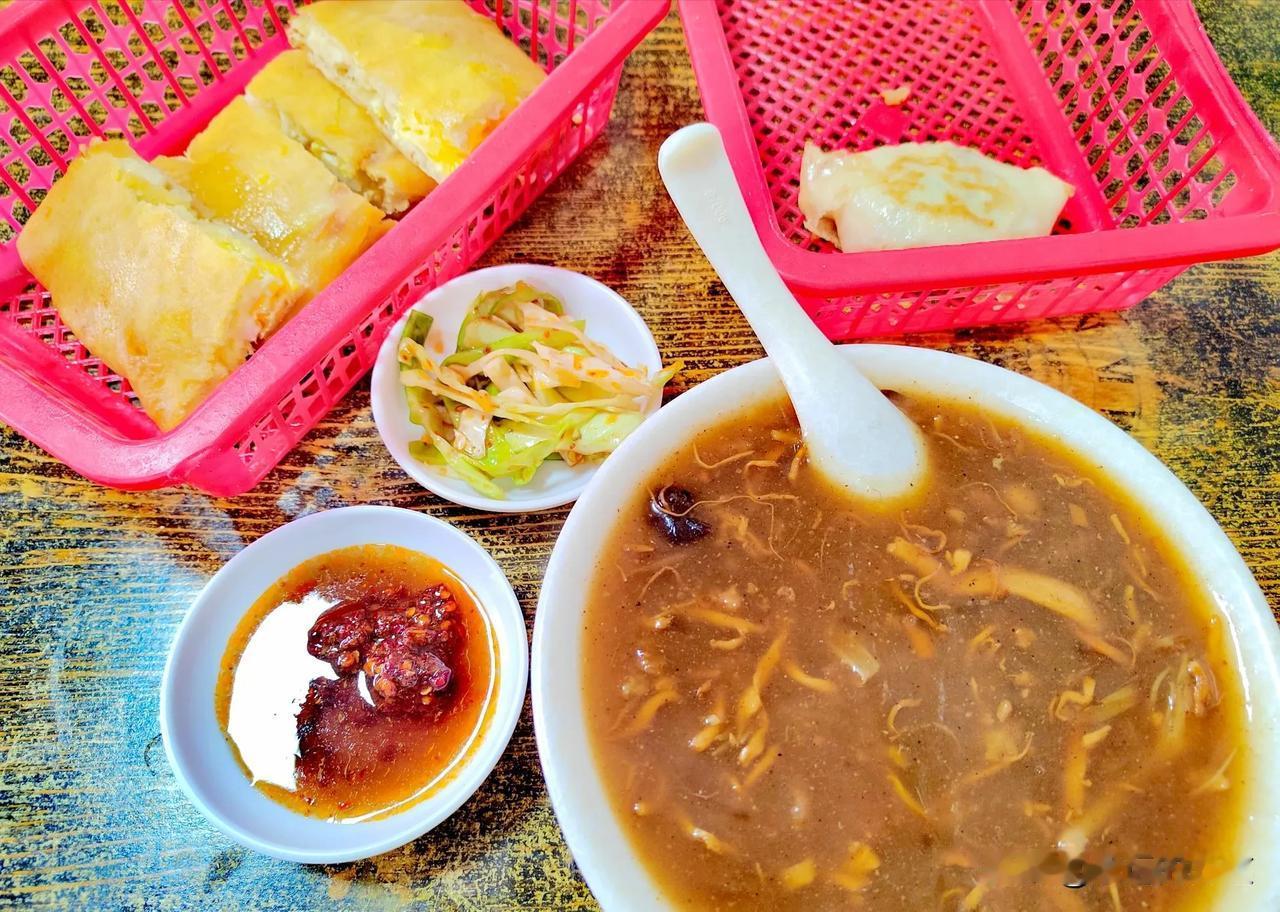 开封早餐
胡辣汤、鸡蛋布袋、汤包和小咸菜，不知道我这个搭配是否地道？价格8.5元