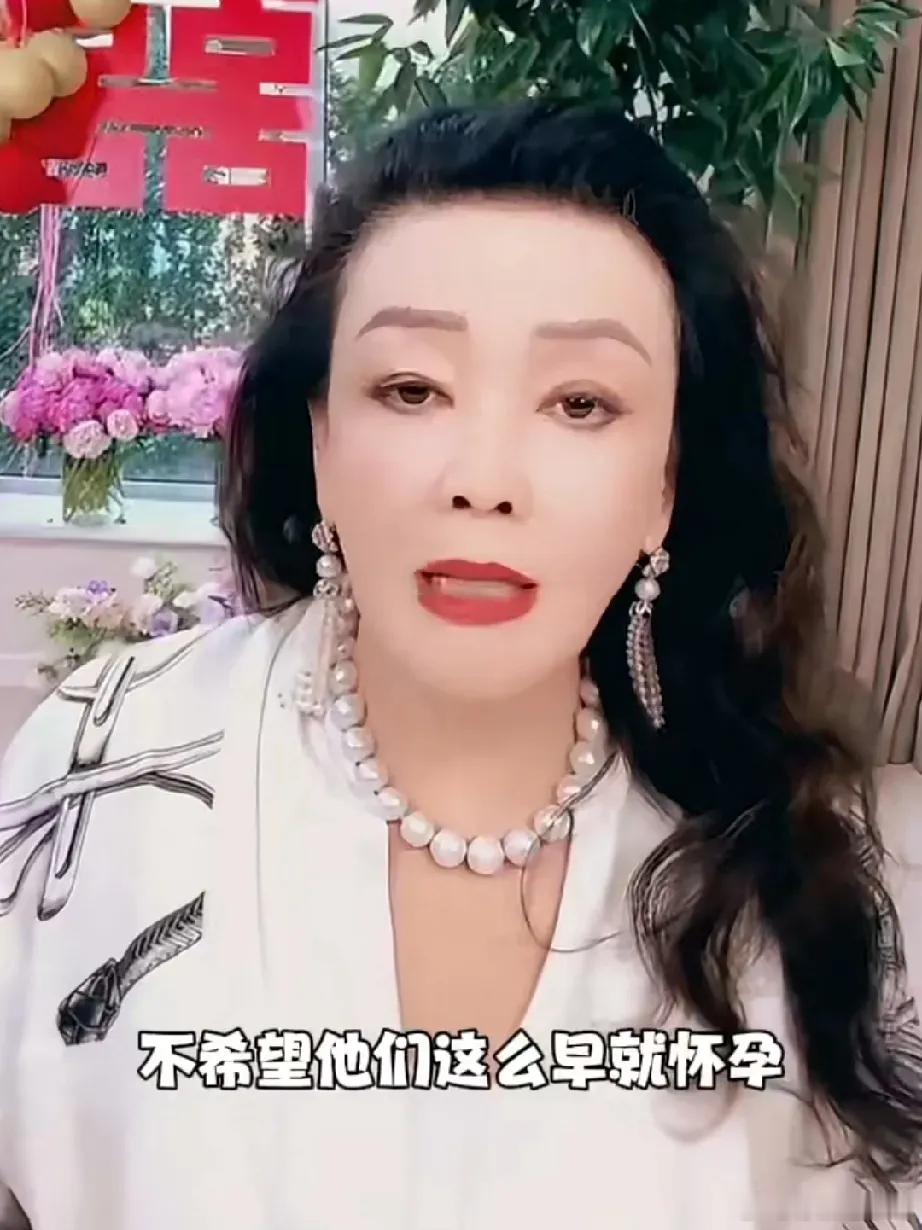 张兰希望汪小菲和马筱梅先过好二人世界，再考虑要孩子。她认为生孩子会带来各种操心，