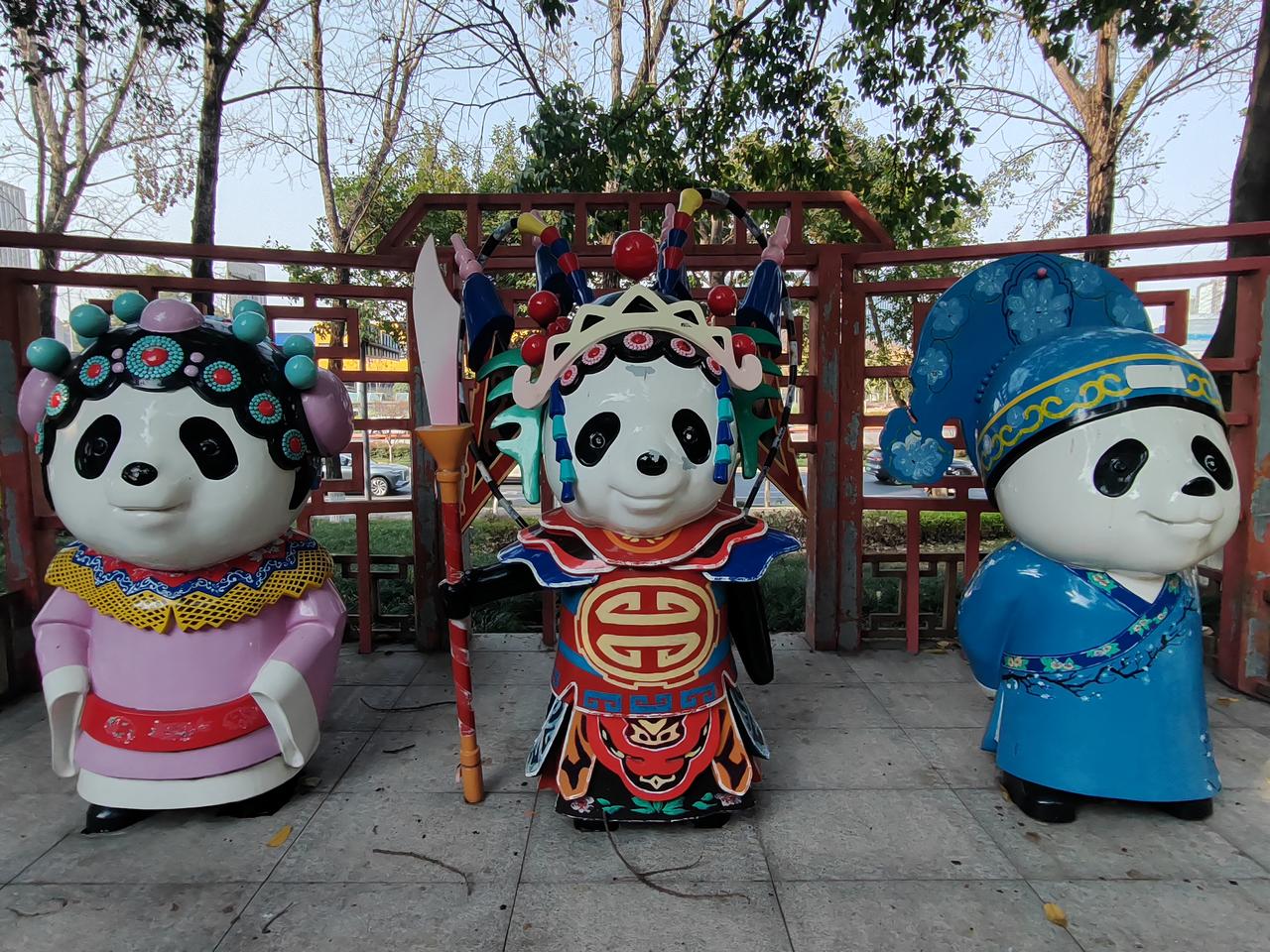 梨园菁华，
戏韵流芳，
一唱一念，
皆是国粹风华，
生旦净丑演世间百态，
曲韵悠