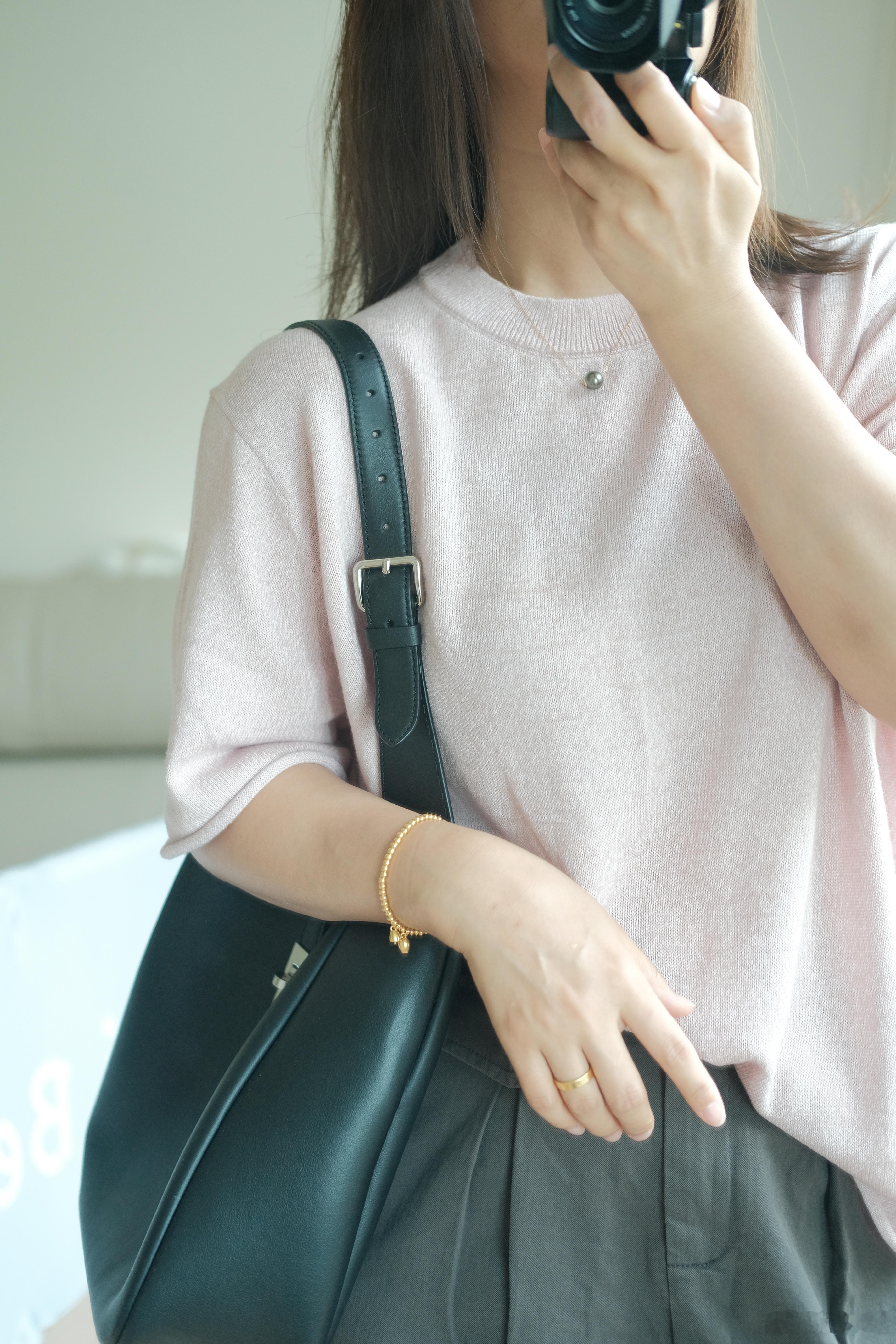 ootd 淡淡的。昨晚10点就睡了，早上一觉到五点多看了一眼手表又继续睡到7点2