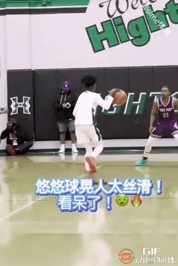 这少年晃人太丝滑了，众人都看呆了！[赞]