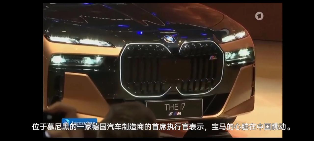 2017年，美国联合航空公司一名乘客被暴力拖拽下机，据报道，该乘客是亚裔，而其他