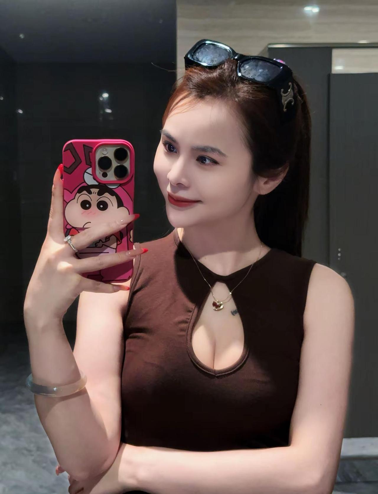 我也想过六一 但是低头一看还是算了 小孩可没有我这种身材镜前御姐范 辣妹ootd