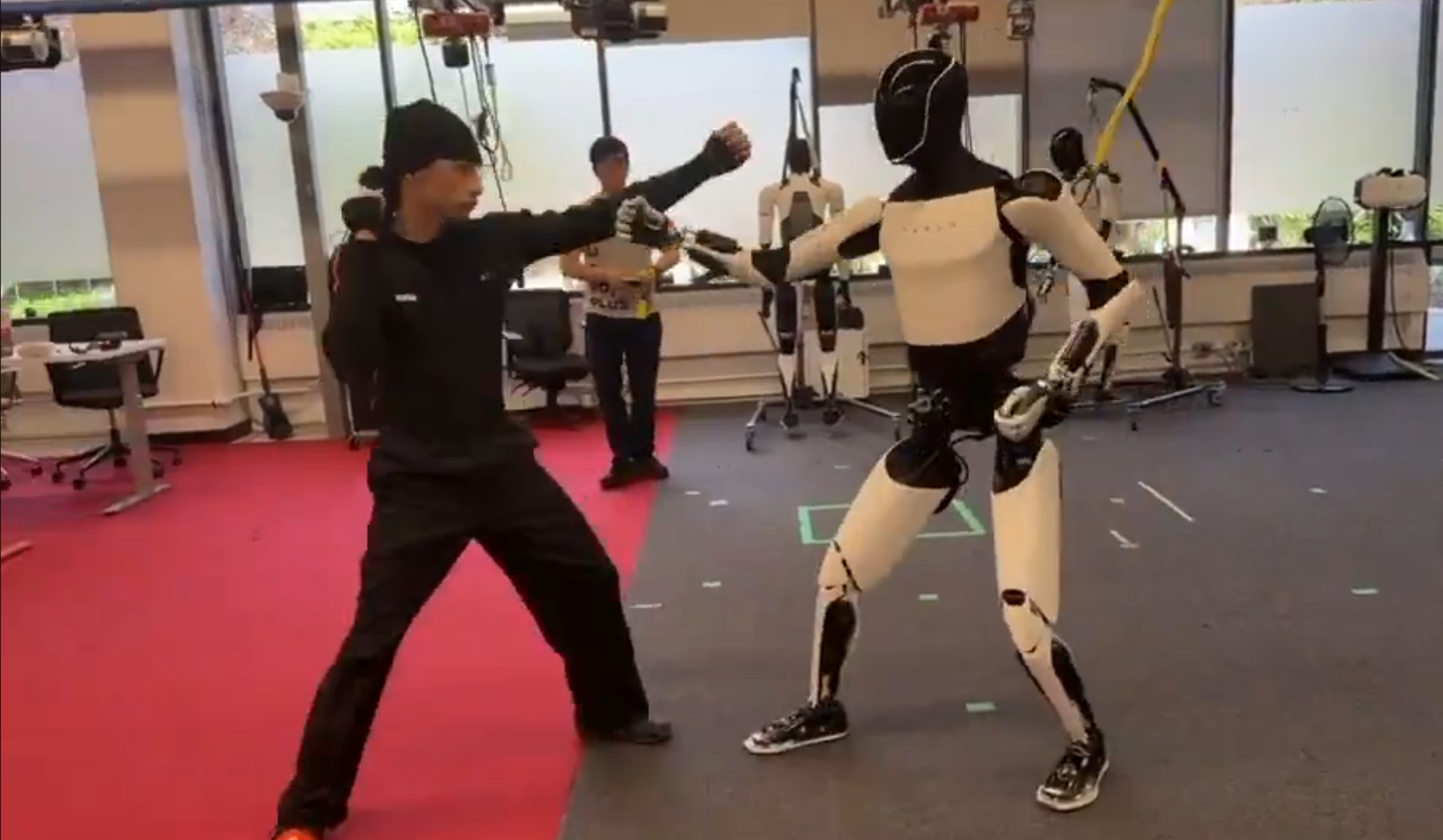马斯克晒特斯拉人形机器人练功夫: 对每个招式精准应对、逐招反击