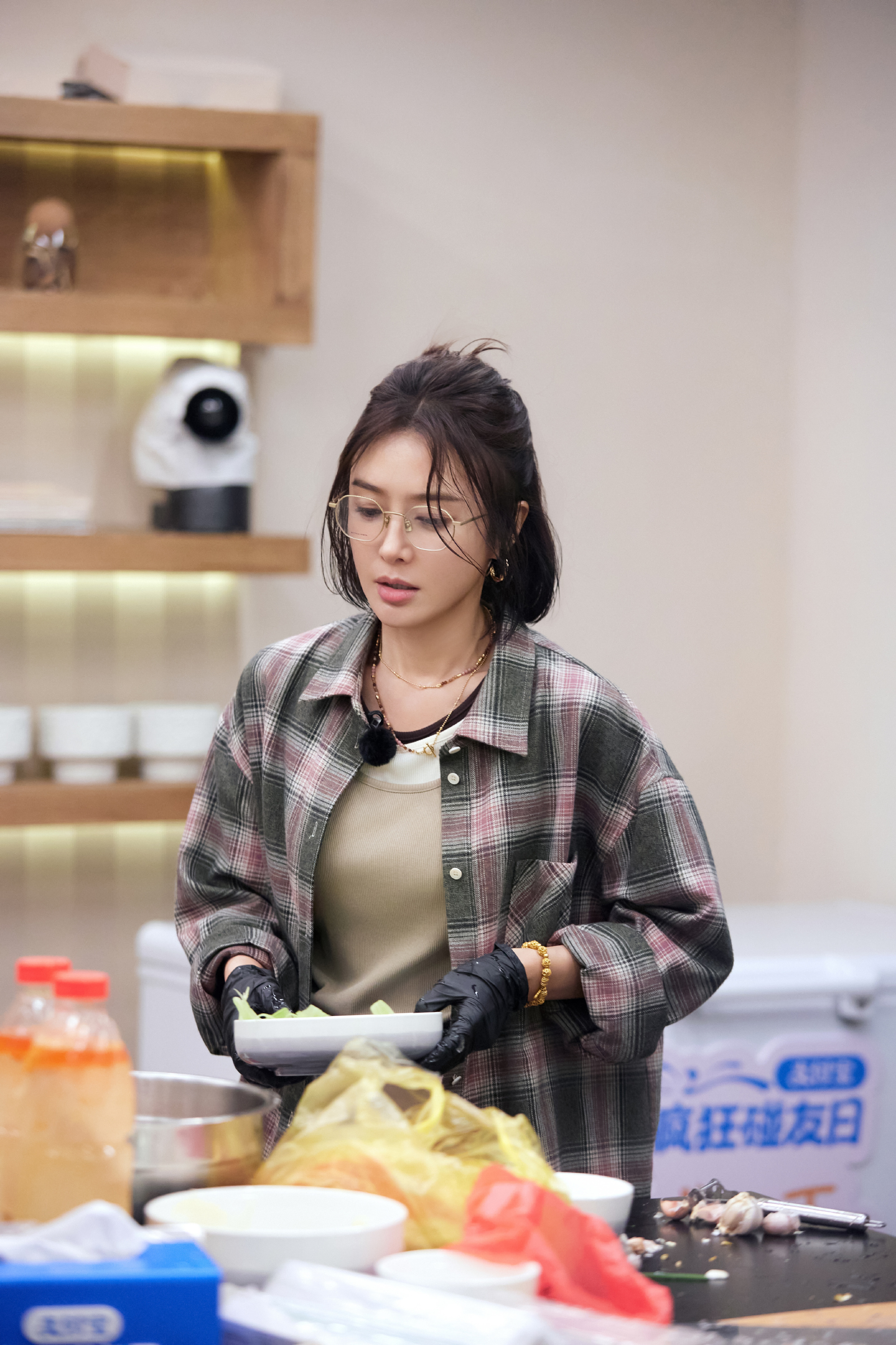 秦岚还记得自己是个明星吗 秦岚你别忘了你是个明星，把偶像包袱捡起来～ 