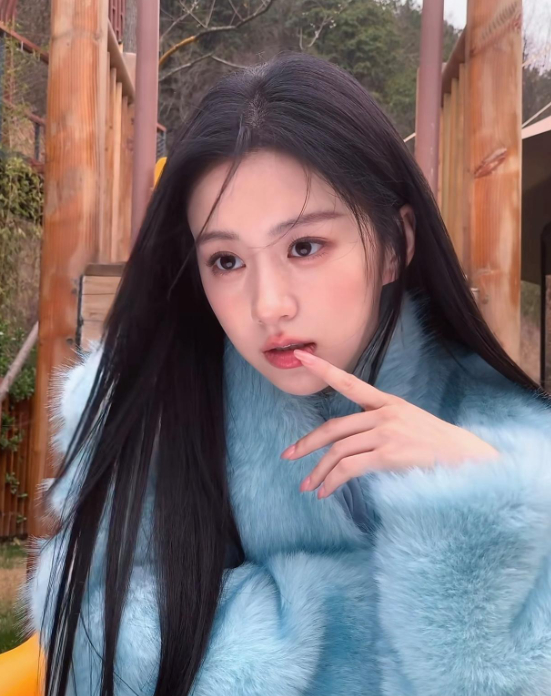 包上恩：网红转型娱乐圈的“水土不服”样本1. 颜值滤镜破碎：从网红神颜到泯然众人
