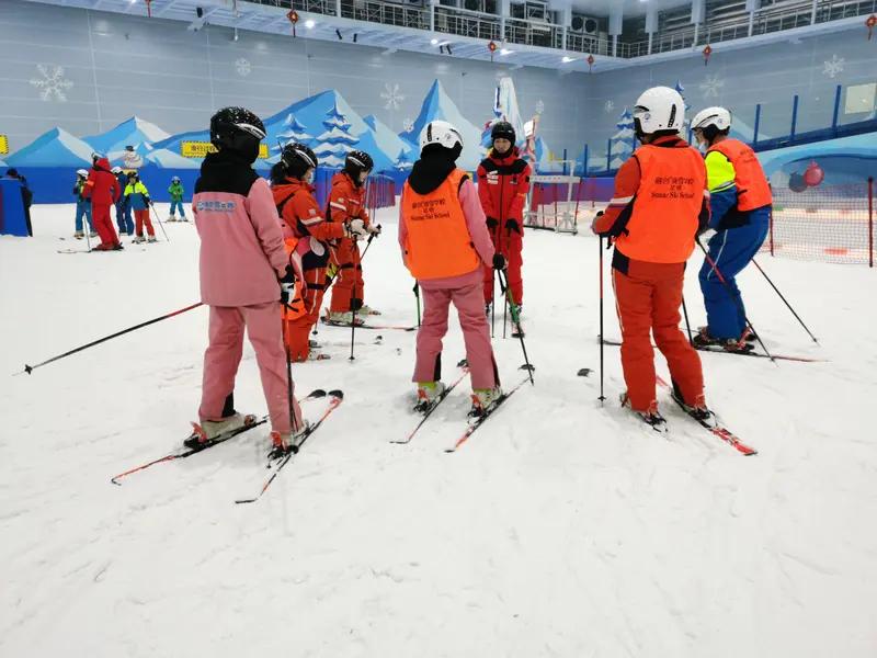 冰雪课堂要成“消防新宠”，可以借鉴其在消费领域的成功经验。
像河北张家口太舞滑雪