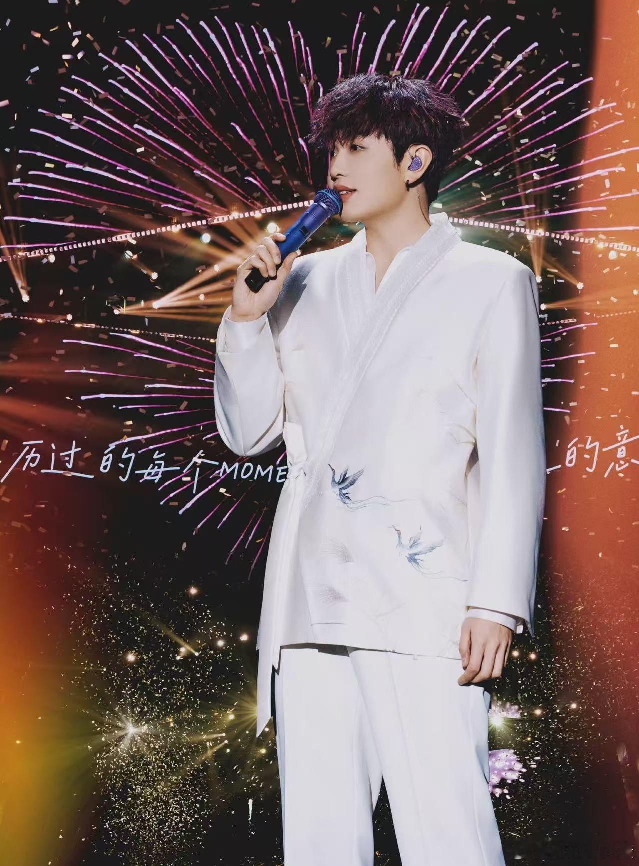 颜人中演唱会健身房来的 现在满脑子都是颜人中跳绳时晃动的发梢！明明在剧烈运动，唱