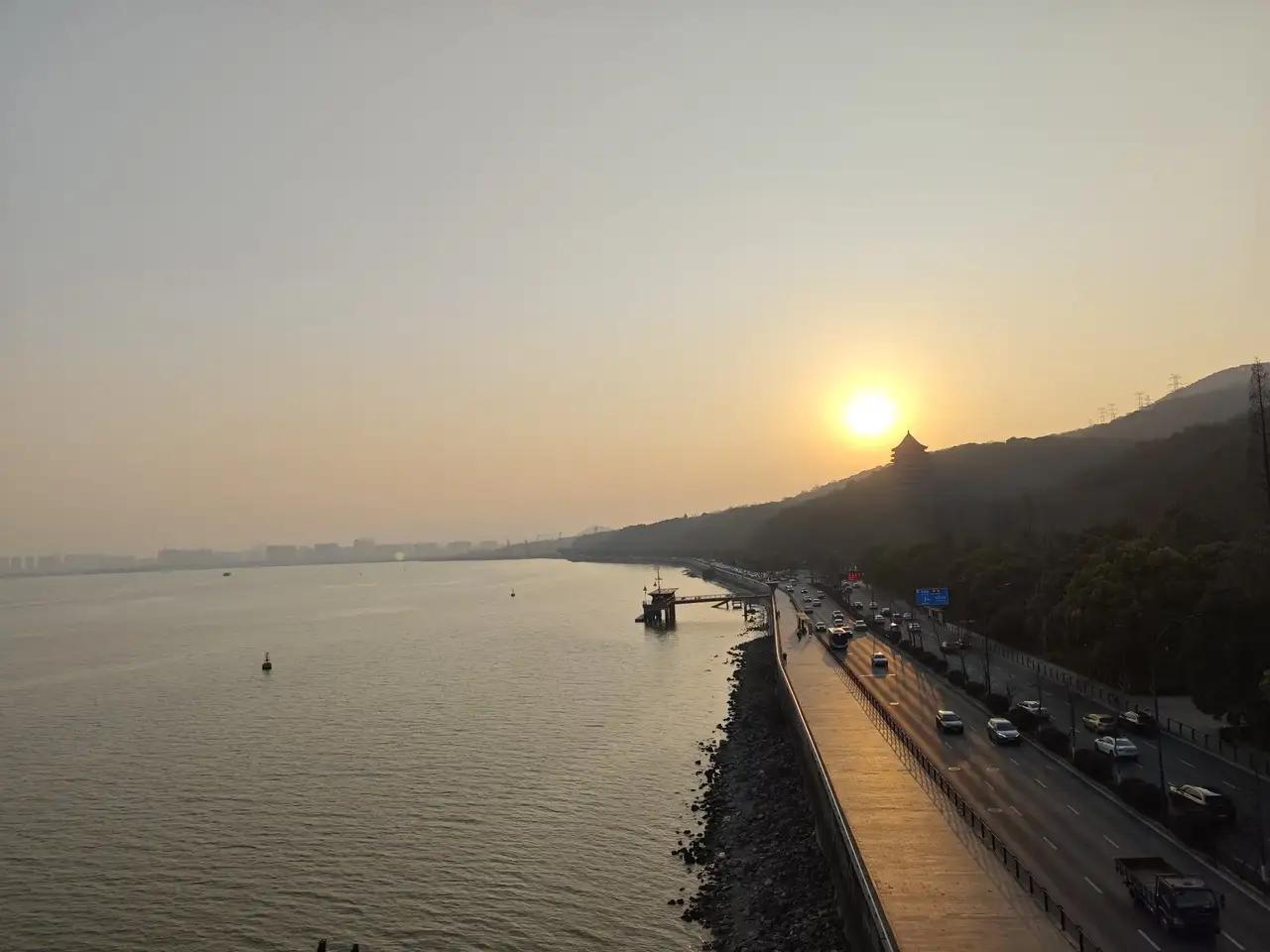 夕阳西下，静看那落日余晖照耀在西湖周边。就像我们在等一场岁月的流逝和等一场孤雁南