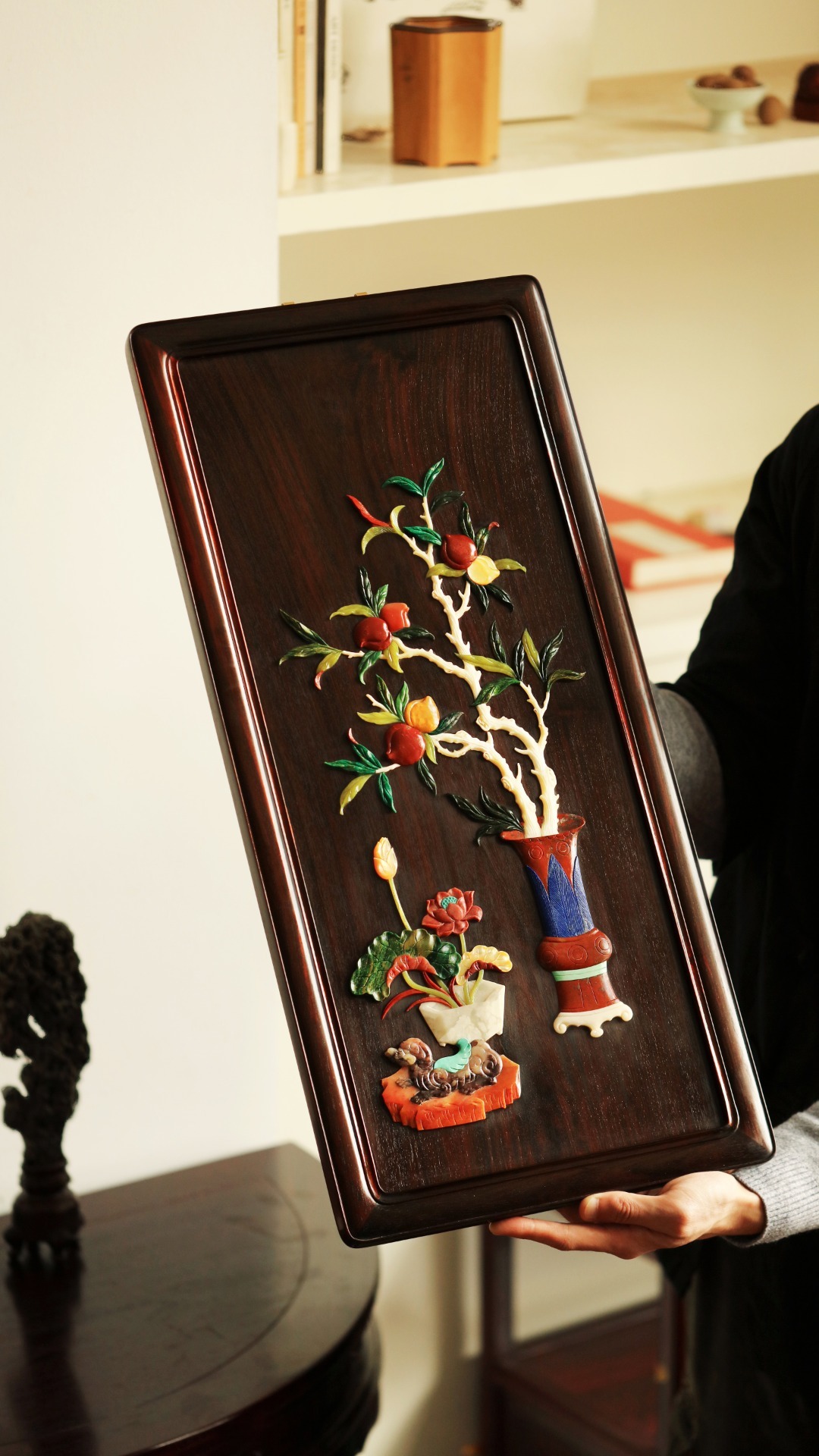 酸枝x百宝嵌 | 清供图 挂屏 以大红酸枝边框，独板老料全榫卯工艺，镶嵌百宝嵌清