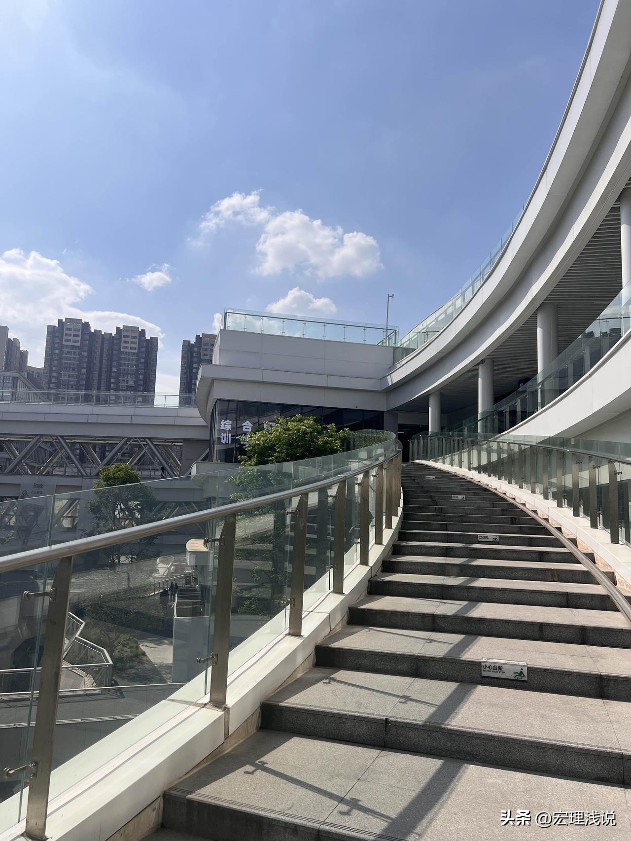 成都的非标商业总能走在全国前列！
这不
又一座自行车主题商业街区惊艳亮相！

能