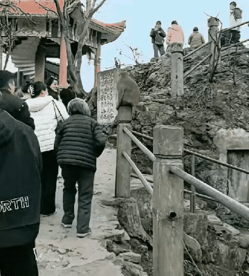 上了年纪出去玩，千万不要好奇心太重，该动手的可以摸一摸，不该的，千万不要乱动。