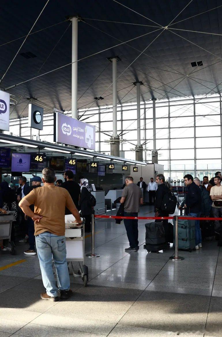 (UTC09：40)照片：伊朗人等待登机，德黑兰霍梅尼伊玛目机场重新开放图1 一