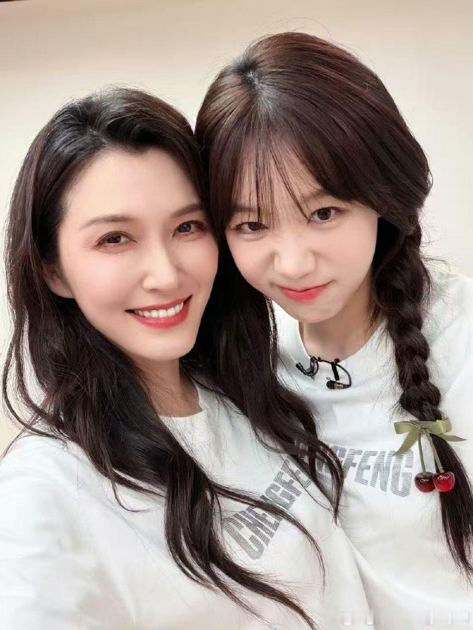 徐洁儿晒和徐梦洁合照赵兆叫错徐洁儿徐梦洁名字乘风2026一张合照化解名字乌龙，美