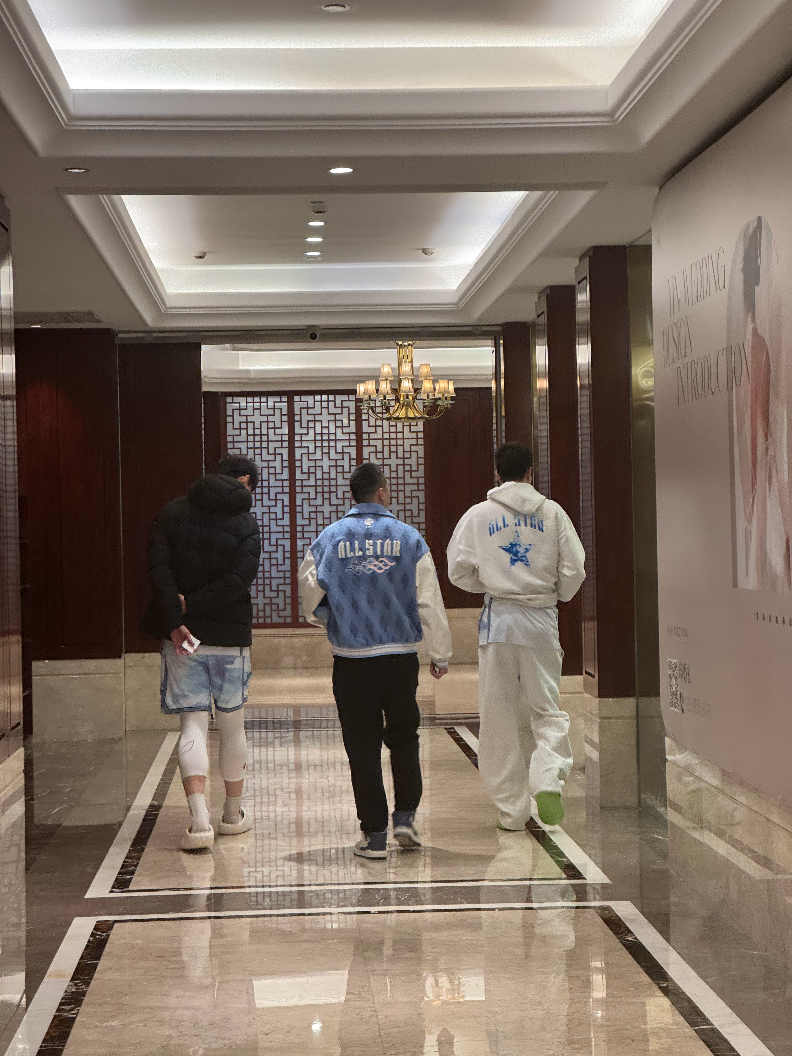 左拥右抱上海久事大鲨鱼2026cba全明星周末