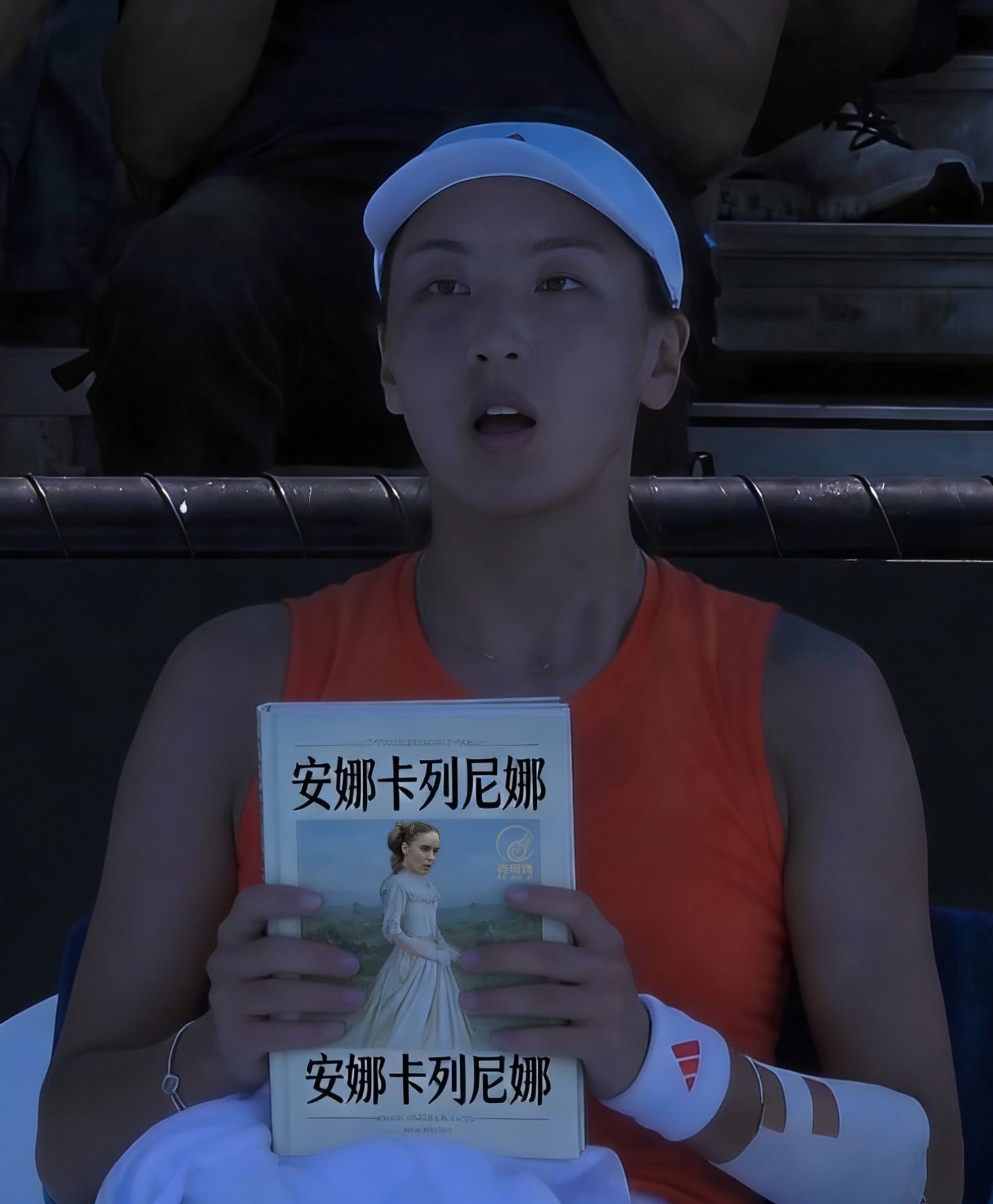 澳网女单首轮，王欣瑜和卡列尼娜第二盘互相上演40-0保不住发球局的剧本，最终王右