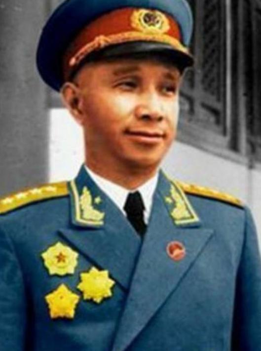 1960 年毛主席邀已被撤职的粟裕参加上海政治局扩大会议，会前对他说：“你的事可