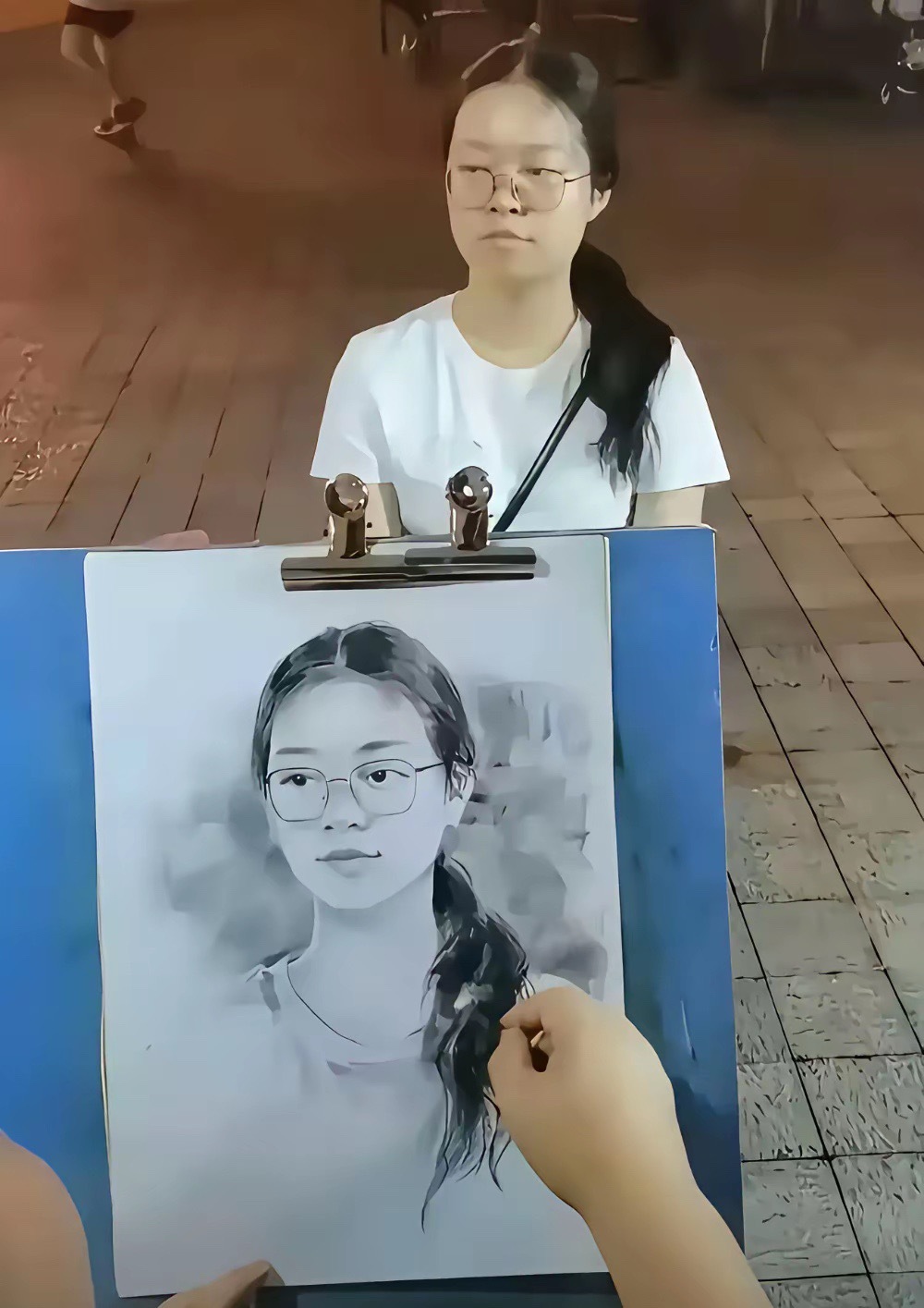画得一点都不像，还要收100块。未免太贵了吧 
