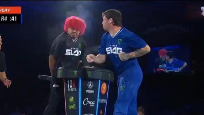 中国选手参加扇耳光比赛，实乃多面现象。积极处，于个人是突破，促赛事多元，助传统武