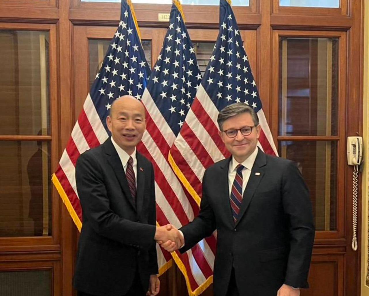 针对韩国瑜返台前单独会晤美众议长约翰逊，突破“非官方”限制。台媒称，此举虽违“规