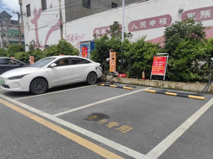 萧山车主把燃油车停在充电车位，回来发现车被上锁，最后交了一百块钱