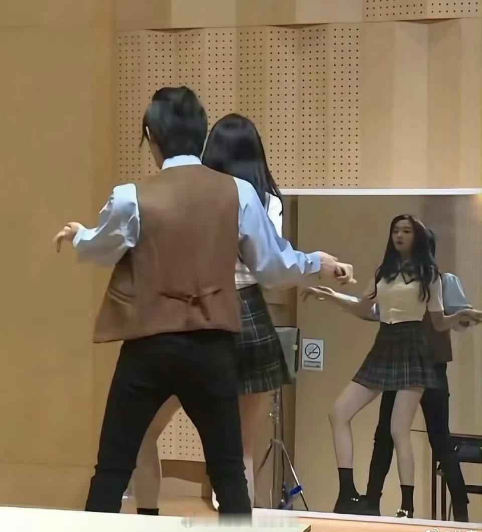 关晓彤真的是平底鞋，尽力藏高了，这个身材谁不羡慕