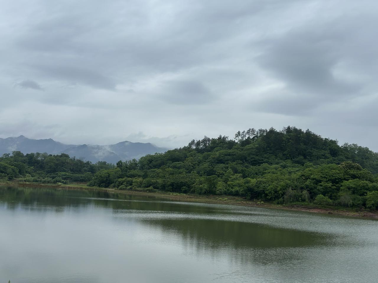 出门走走，到处都是美景。
老同学在抖音上看到了这个水库，就想一去探访。

昨天下