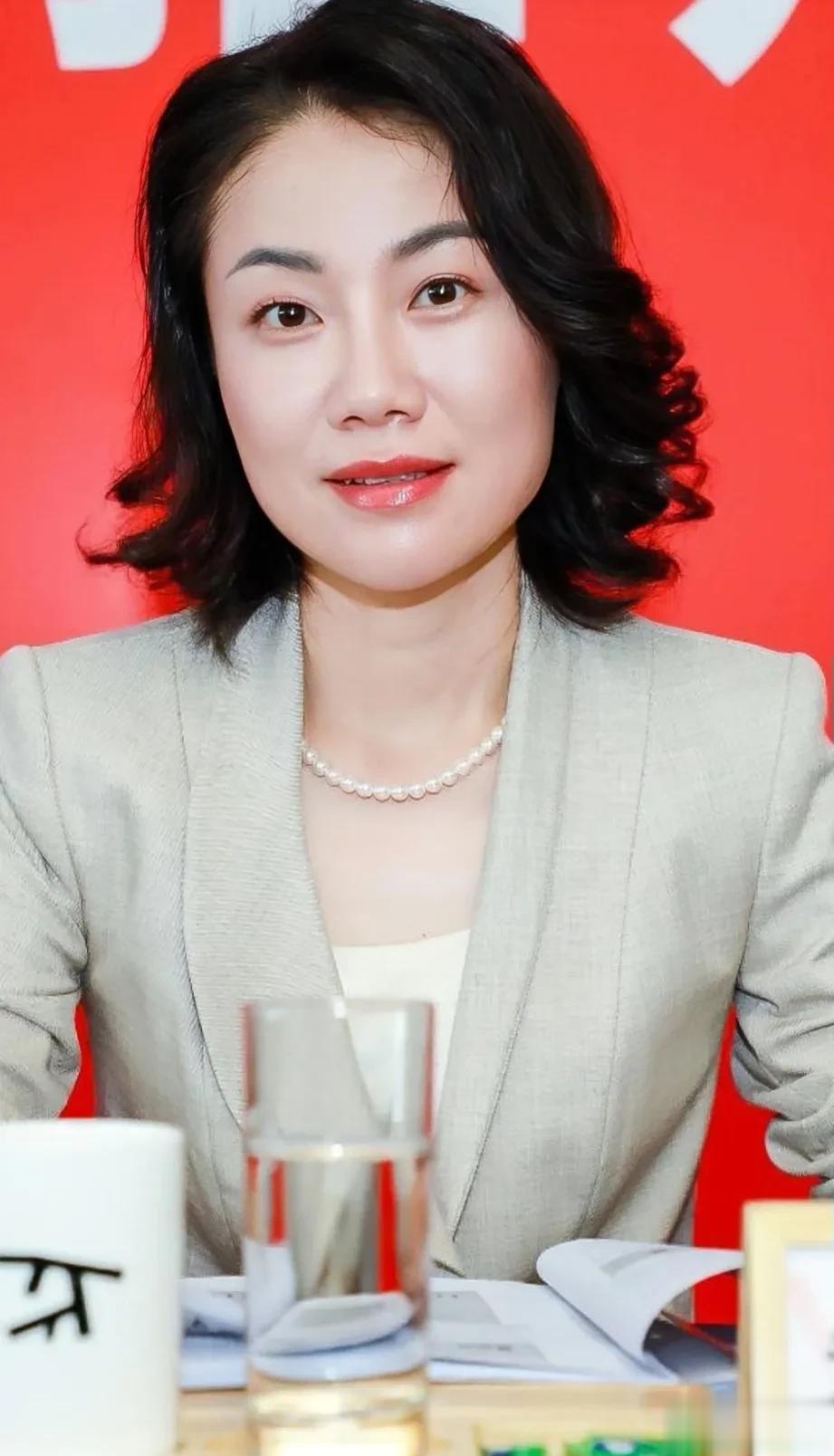 万科最美董秘朱旭告诉我们:一个人幸福与否，与结婚无关。

现在的朱旭芳龄四十有八