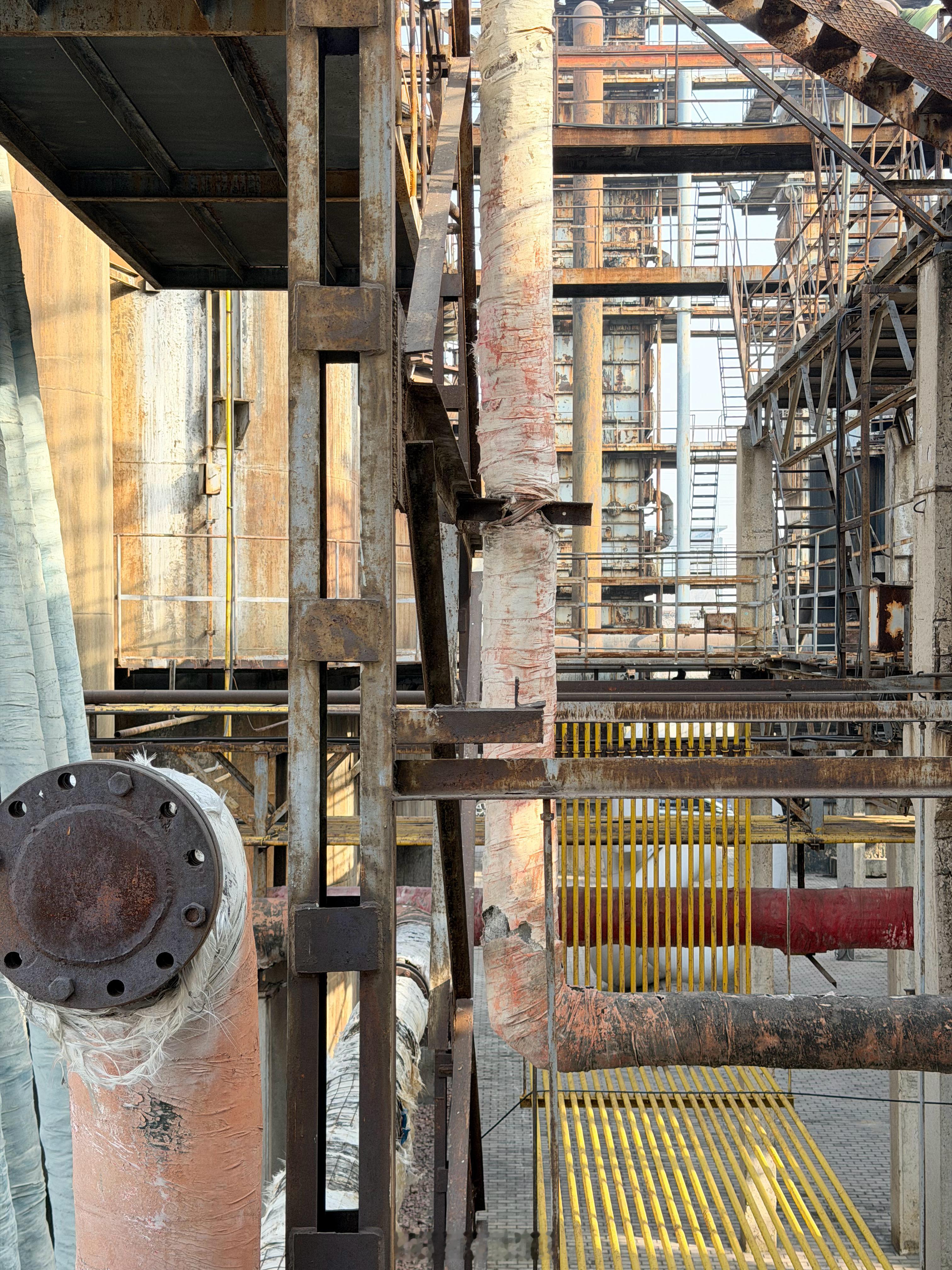 751园区内纵横交错的工业管道和庞大的裂解炉群真的很赛博朋克走在空中步道近距离看