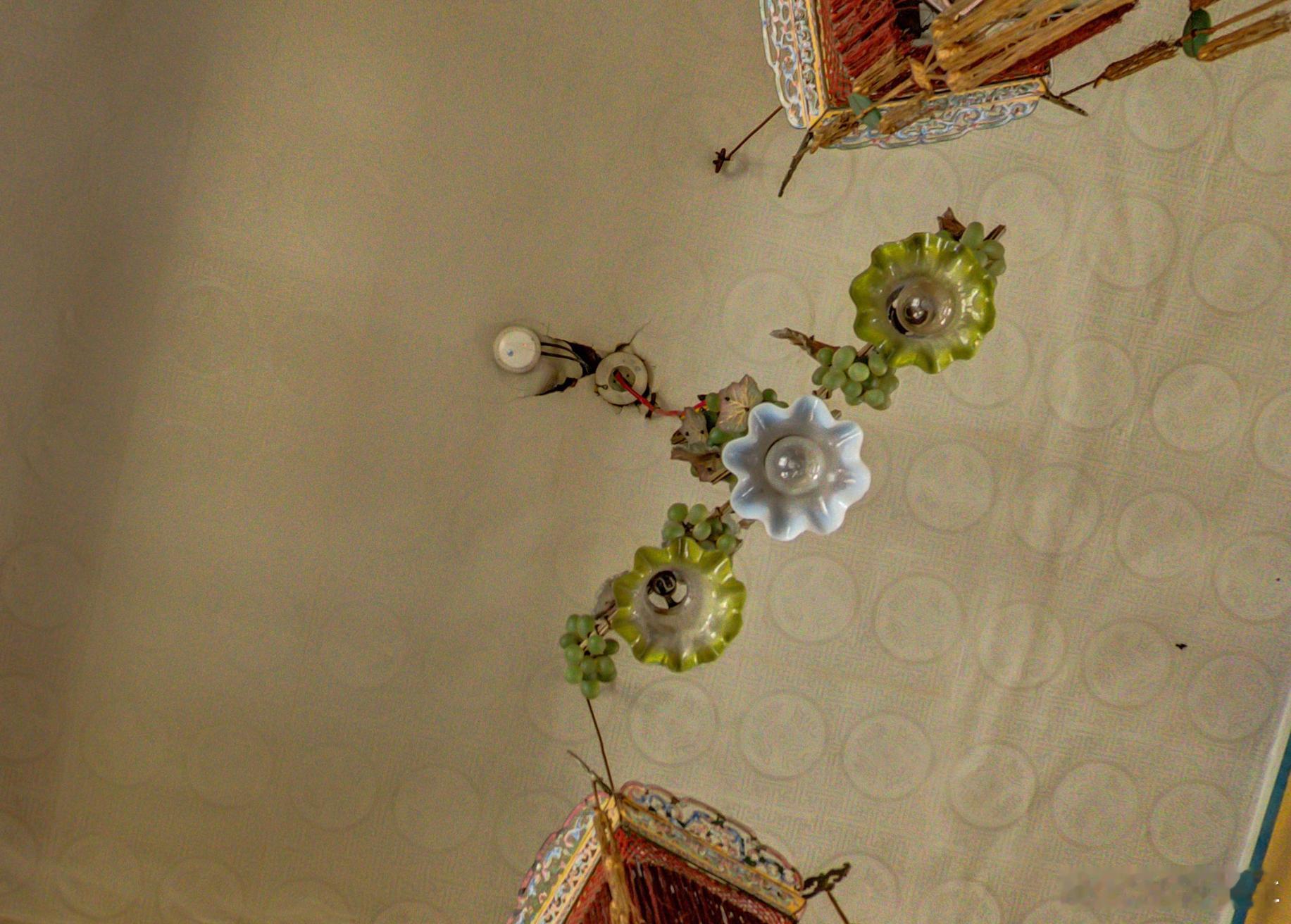 养心殿东偏殿这电线应该是改造前的吧全景故宫里的画面 