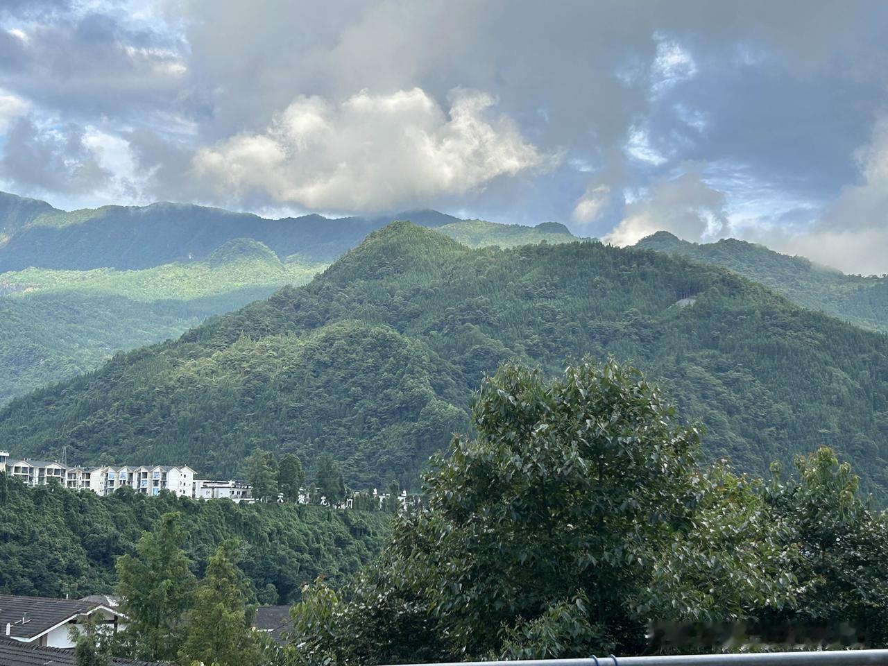山上要比山下凉快太多了

这里是成都北边的葛仙山风景区

这边很少有艳阳阳高照，