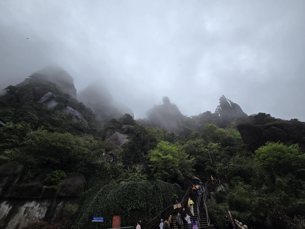 大家都说，“五岳归来不看山，黄山归来不看岳”，但这次游完江西上饶三清山景区之后，