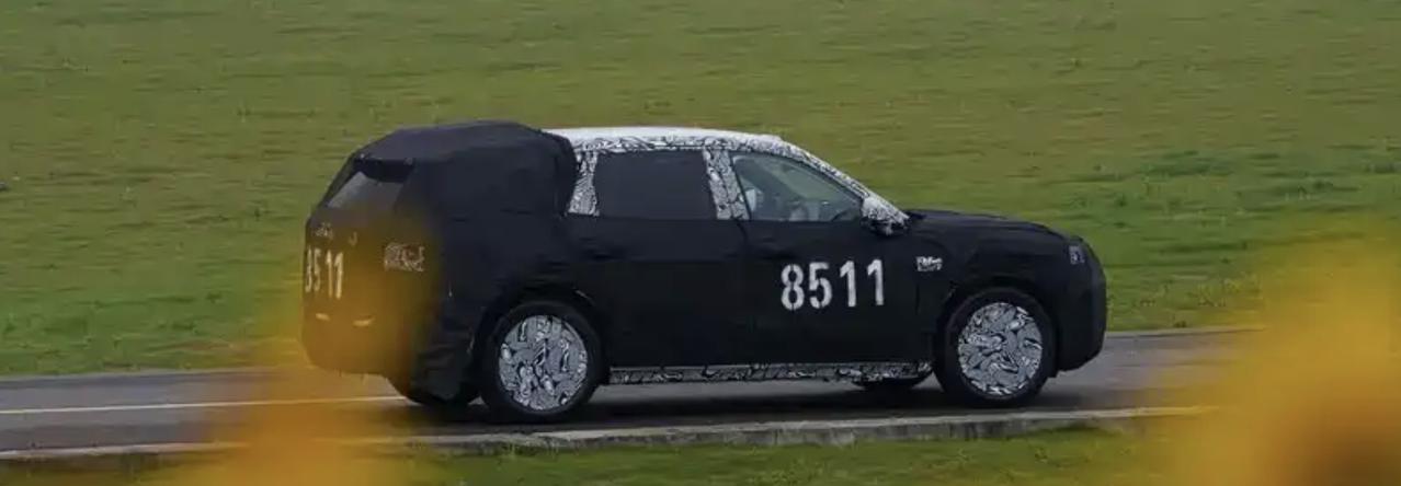 价格堪比9X？极氪8X谍照曝光 预计明年亮相
最近网络上有人曝光了极氪8X伪装谍