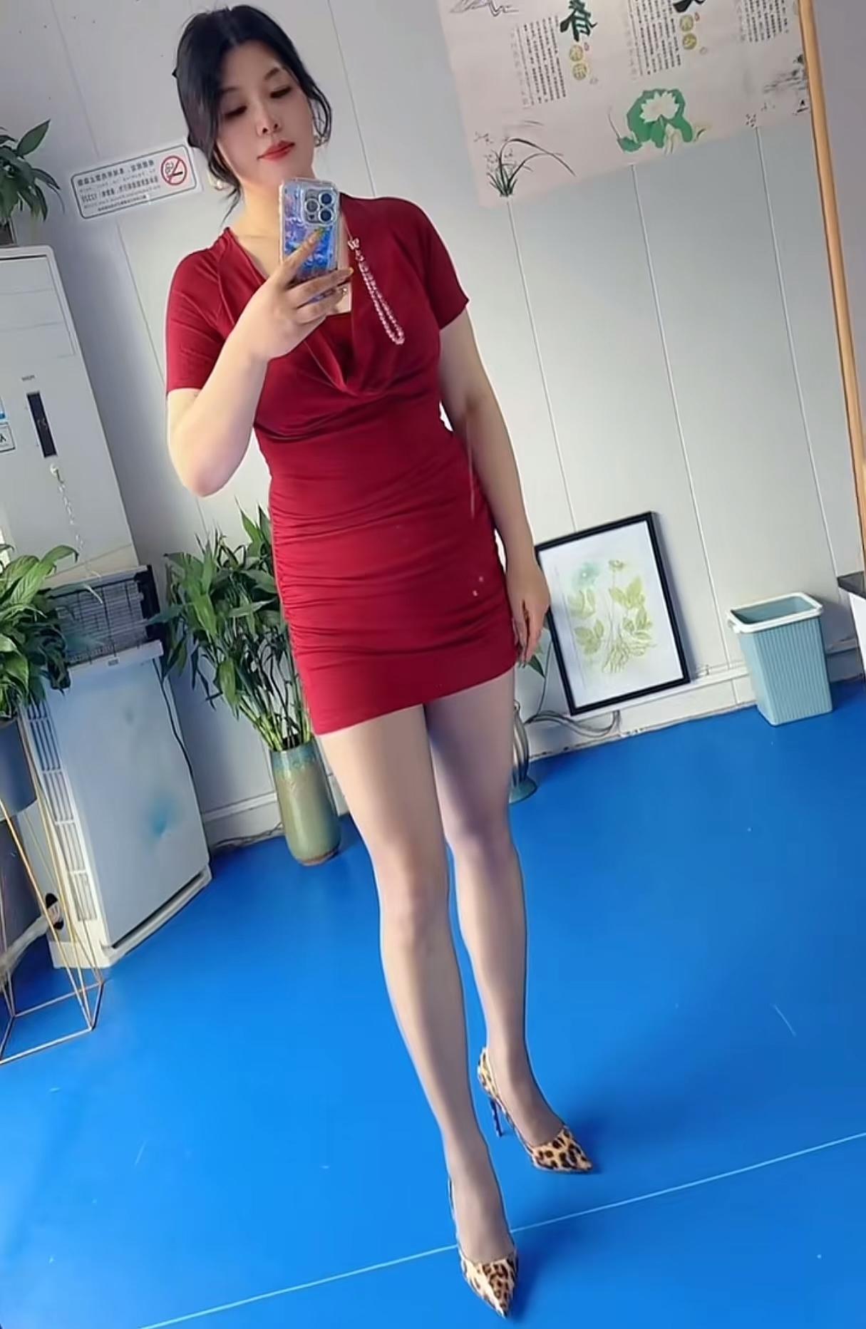 看看气质女神的穿着搭配吧[kiss]