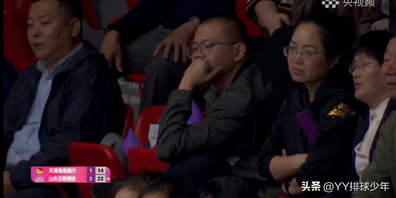 天津球迷的眼神开始迷离～2025-2026中国女排超级联赛

女排超级联赛三四名