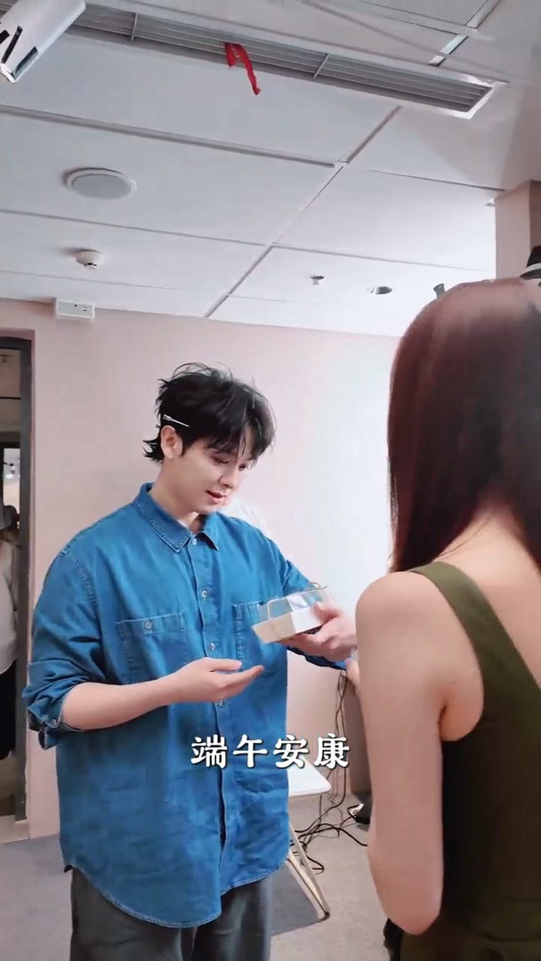 靳梦佳歌手后台宣传中餐厅靳梦佳中餐厅首播歌手送钵仔糕 靳梦佳这一手确实高明，自己