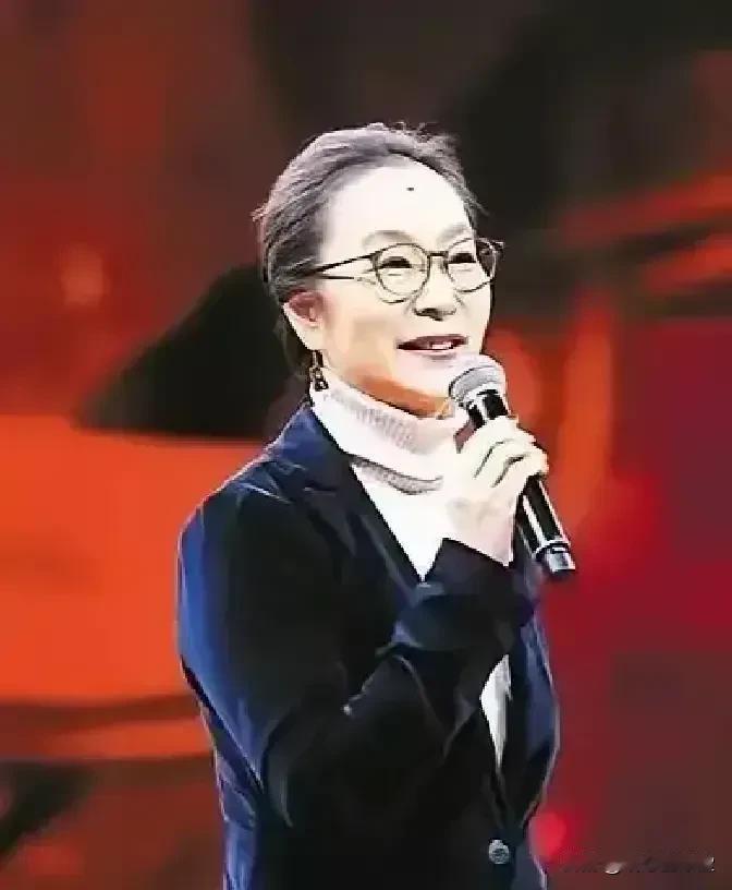奚美娟真狠人！
三十多年任由前夫背抛妻弃子骂名，事业尽毁，不发声，不解释，反而继