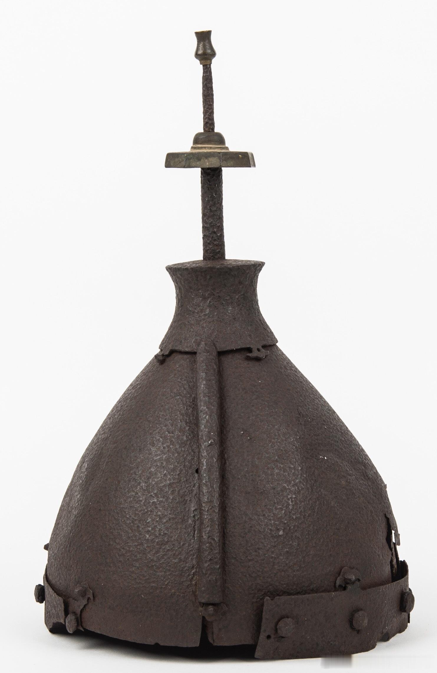 甲胄 传世明盔          带着盔枪的实物明盔灰常灰常少，屈指可数。   