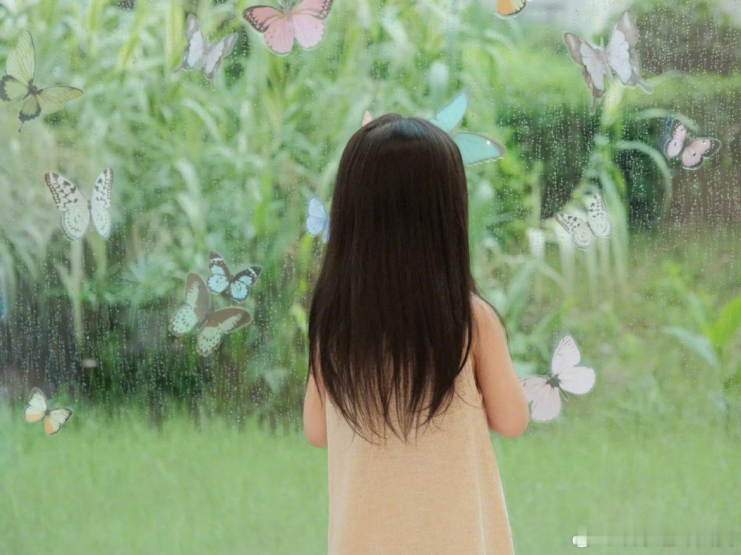 杨子姗晒一家三口居家日常杨子姗晒出的家庭照片里，3岁女儿"小喜"穿着粉色睡衣捉蝴