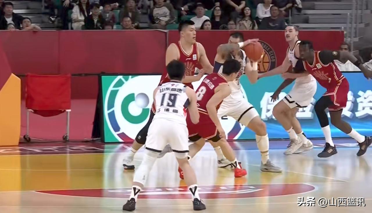 被指没人性！山西球迷抗议高诗岩为陶汉林伤人之举点赞！不是锁骨是颈椎！陶汉林铁肘开