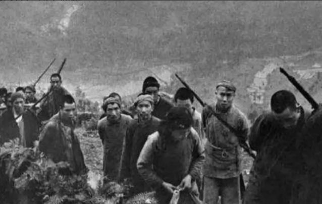 1938年，一个地主胆大包天，当众铡了一位八路军司令震慑百姓。萧华得知消息后勃然