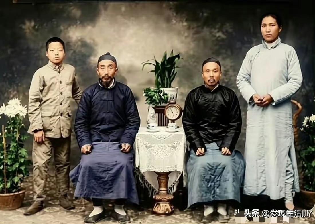 26岁的毛泽东与父亲的唯一一张合影，拍摄于1919年11月的湖南长沙。

左起分