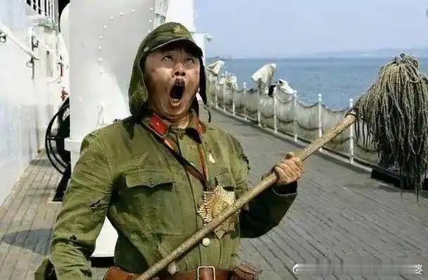 日本彻底右转全世界都在向右转，不向右转就掉队了。转弯时候它得小心翼翼的，东亚人民