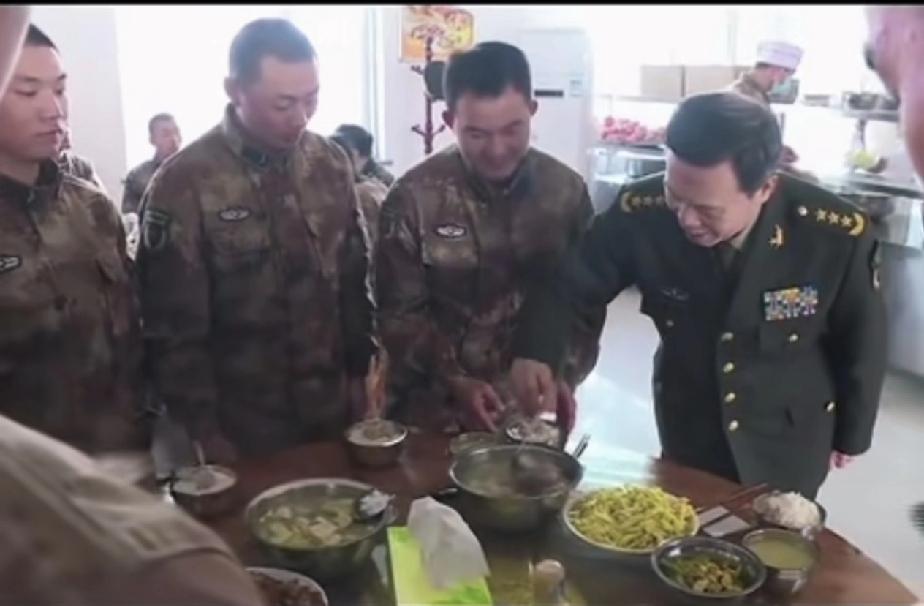 上将给士兵打饭，这真是太让人感动了！这就是我们的部队，这样的军官爱护士兵的传统也