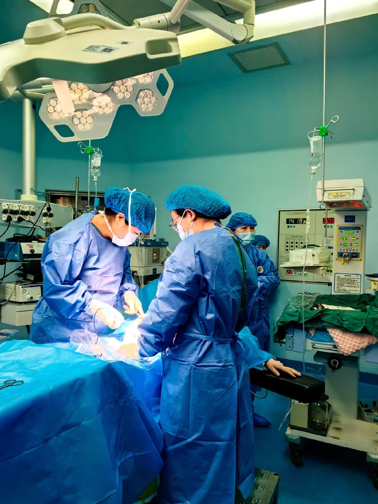 40岁高龄孕妇，双胎妊娠，合并子宫瘢痕（前次妊娠经剖宫产分娩），从28+周住院时