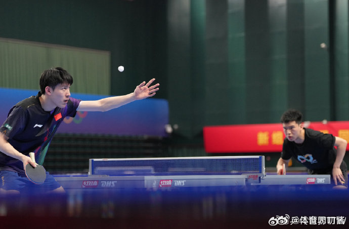 向鹏战胜陈垣宇徐瑛彬温瑞博据：3月25日，国家乒乓球男队在成都乒乓球训练基地完成